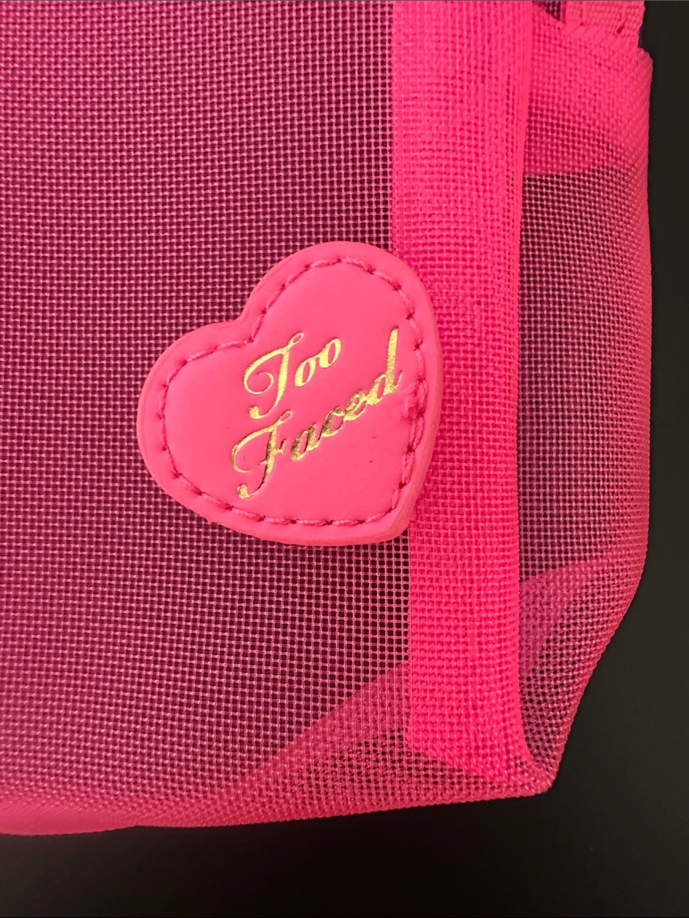 NWT Too Faced Neon Pink Mesh Cosmetic Pouch with Gold Heart Charm & Cosmetics - Picture 3 of 12